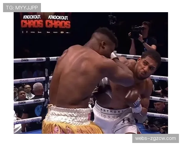 重量级对决：前冠军“铁血”纳干诺的队友首回合KO获胜